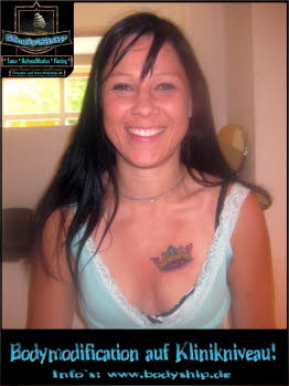 Implantate im Tattoo Dekolette Brust Busen weiblich Dermal Anchor Microdermal Glitzer Piercing Bodymod by Bodyship Halle - Sachsen Anhalt - www
