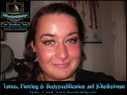  - db_in-der-Lippe-Medusa-Piercing-Ersatz-Skin-Face-weiblich-Dermal-Anchor-Microdermal-Glitzer-Piercing-Bodymod-by-Bodyship-Halle---Sachsen-Anhalt---www_bodyship_de-31